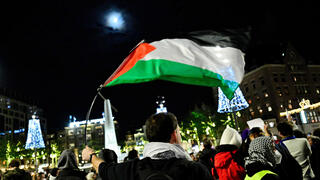 הולנד משטרת אמסטרדם עוצרת מפגינים פרו פלסטינים הפגנה לא חוקית