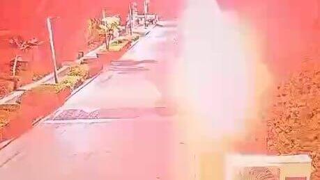 תיעוד פצצות התאורה ששוגרו לעבר בית ראש הממשלה וגרמו לשריפה