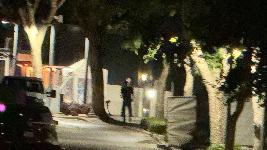 Возле дома премьер-министра Нетаниягу в Кейсарии (Фото: Эйтан Гликман) סריקות משטרה סביב בית רה"מ אחר חשוד בהשלכת פצצת תאורה לעבר ביתו בקיסריה