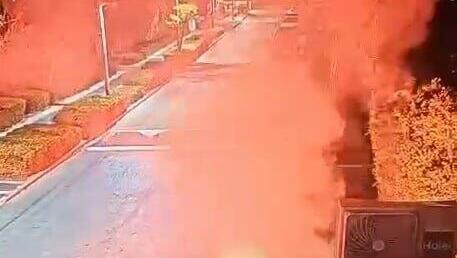 תיעוד פצצות התאורה ששוגרו לעבר בית ראש הממשלה וגרמו לשריפה