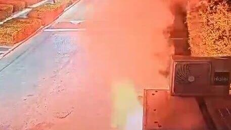 תיעוד פצצות התאורה ששוגרו לעבר בית ראש הממשלה וגרמו לשריפה