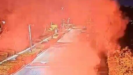 תיעוד פצצות התאורה ששוגרו לעבר בית ראש הממשלה וגרמו לשריפה