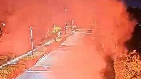 תיעוד פצצות התאורה ששוגרו לעבר בית ראש הממשלה וגרמו לשריפה