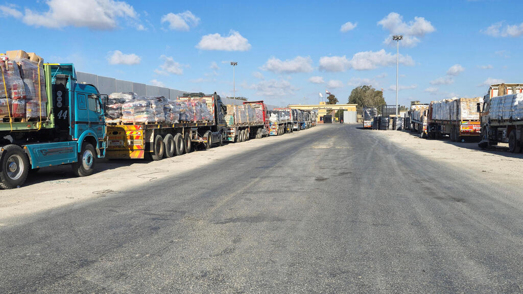 Truck at Rafah Crossing (Photo: REUTERS/Stringer) משאיות במעבר רפיח