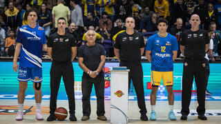 כרמל עידן, אביו של רועי עידן ז"ל, בטקס לזכרו לפני גמר גביע ווינר עם שחקן מכבי ת"א ג'ון דיברתולומיאו ושחקן מכבי ר"ג אדם אריאל