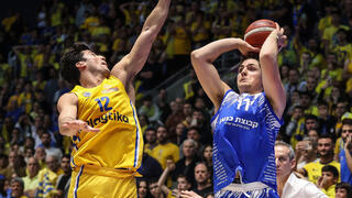 שחקן מכבי ר"ג אדם אריאל מול שחקן מכבי ת"א ג'ון דיברתולומיאו, וויל ריימן, ליוואי רנדולף