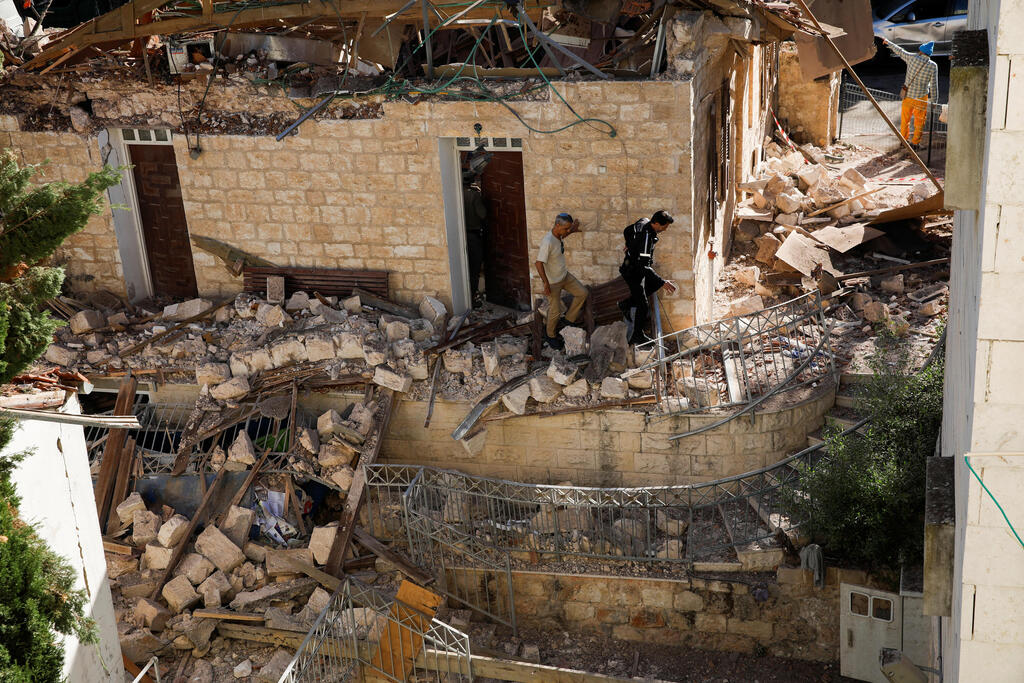 נזקי הפגיעה הישירה באזור בית הכנסת 'אבות ובנים' בחיפה