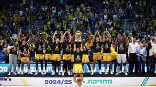 שחקני מכבי תל אביב מניפים את גביע ווינר