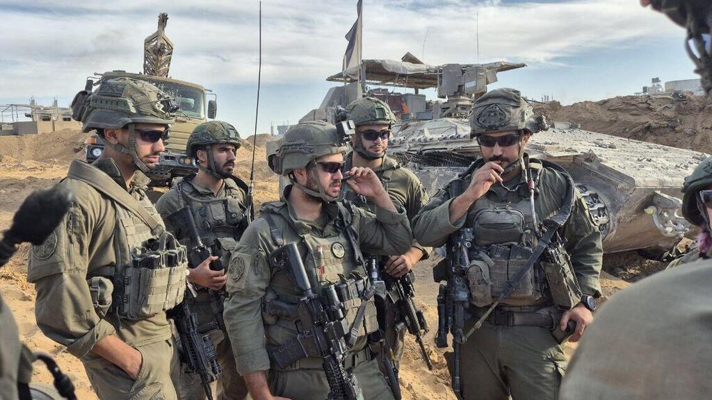יואב קרן עם לוחמי ומפקדי חטיבה 401