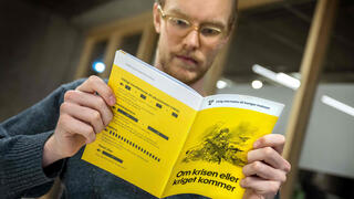 מדריך שנשלח לאזרחי שבדיה ובו הסבר איך לשרוד מלחמה בצל החשש מ רוסיה