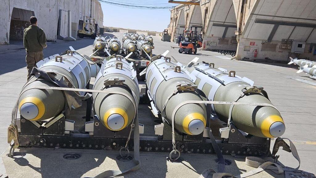 פצצות ג'יי־דאם בבסיס חיל האוויר