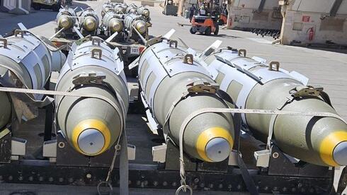 פצצות ג'יי־דאם בבסיס חיל האוויר