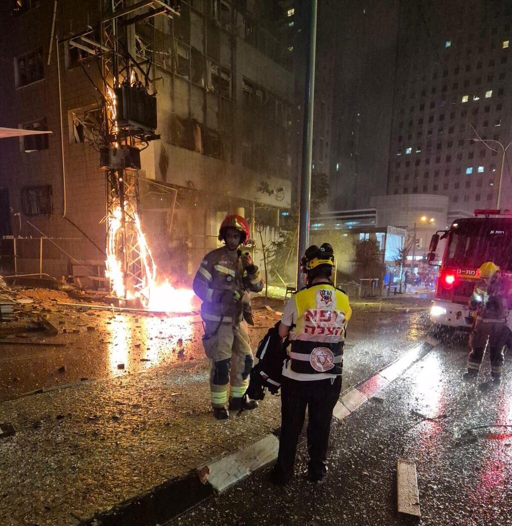 שריפה ברמת גן בעקבות פגיעה ישירה של טיל חיזבאללה