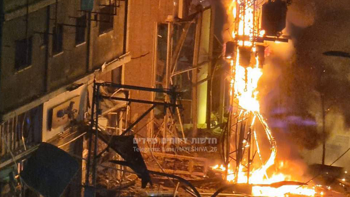 שריפה ברמת גן בעקבות פגיעה ישירה של טיל חיזבאללה