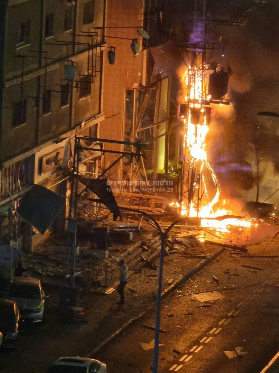 שריפה ברמת גן בעקבות פגיעה ישירה של טיל חיזבאללה