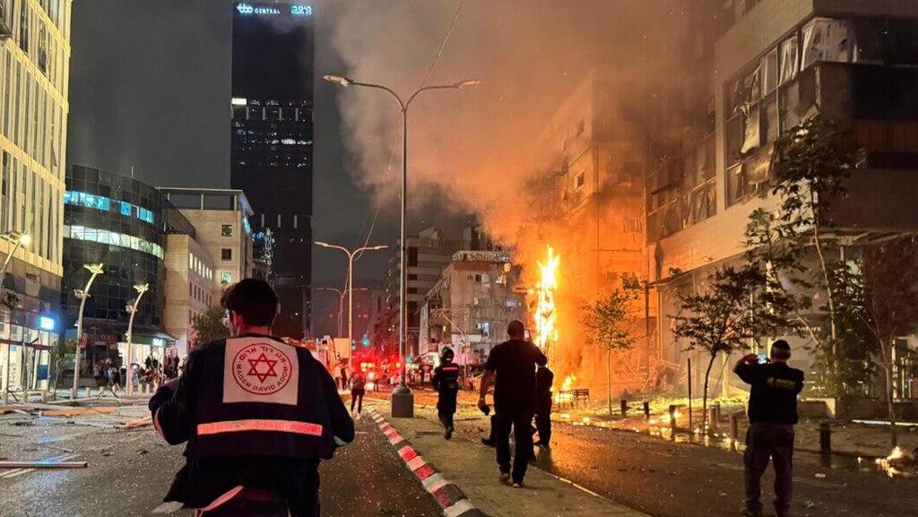שריפה ברמת גן בעקבות פגיעה ישירה של טיל חיזבאללה