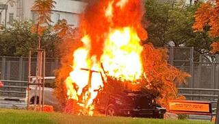 תיעוד מזירת פיצוץ כלי הרכב בפתח תקווה