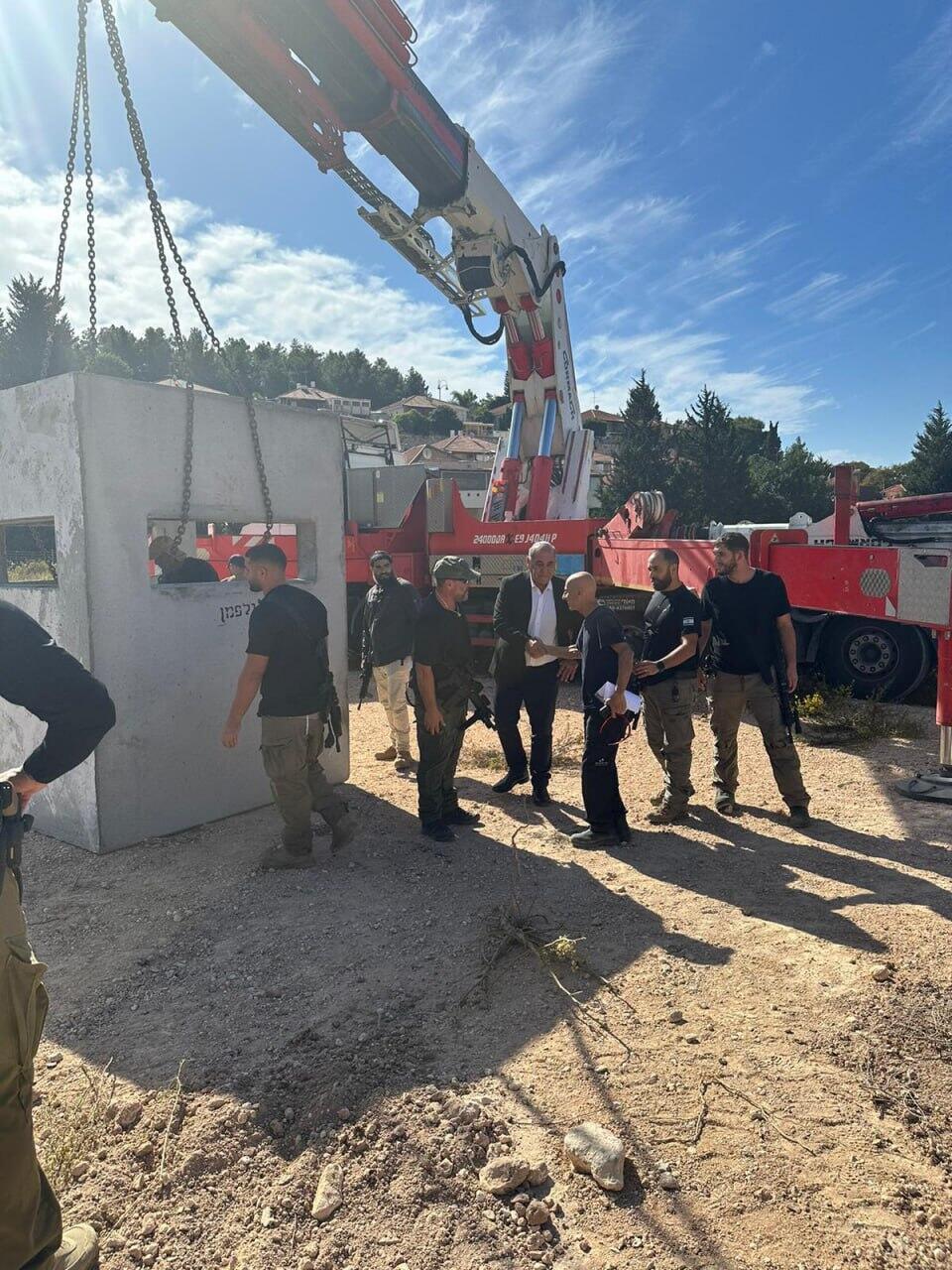 הצבת עמדות ירי מסביב ליישוב שלומי