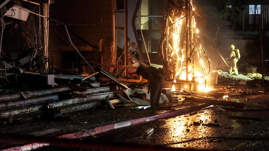 Hezbollah launches a missile at the Tel Aviv metropolitan area on Monday (Photo: Itai Ron / Reuters) בני ברק