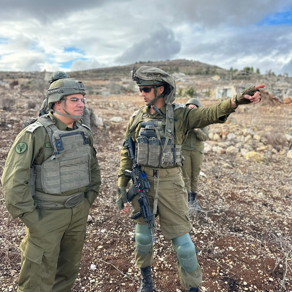 Adraee, left, tours southern Lebanon אביחי אדרעי בסיור בדרום לבנון