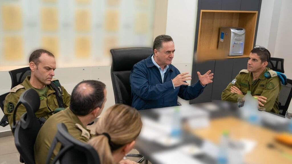 שר הביטחון ישראל כ"ץ בביקור באחד מבסיסי אמ"ן יחד עם ראש אמ"ן, אלוף שלומי בינדר, ומפקד היחידה, תת-אלוף י'