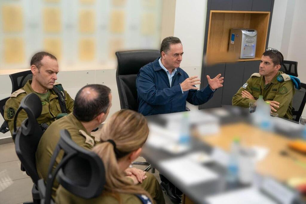 שר הביטחון ישראל כ"ץ בביקור באחד מבסיסי אמ"ן יחד עם ראש אמ"ן, אלוף שלומי בינדר, ומפקד היחידה, תת-אלוף י'