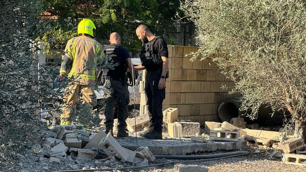 הזירה בנהריה בפגיעה ישירה של רקטה בה נהרג ריאן דירקטור, בן 27 ממעלות