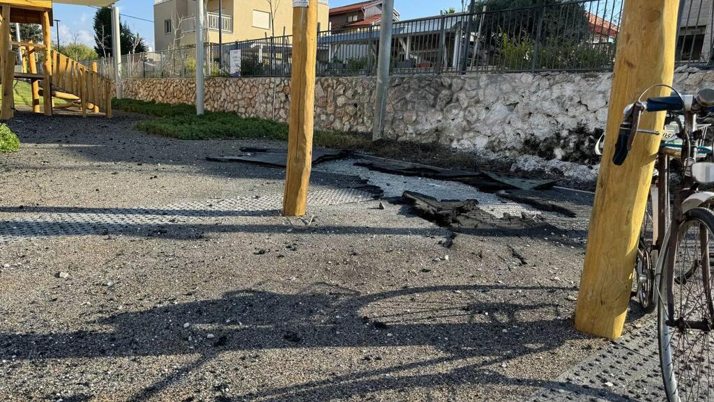 הזירה בנהריה בפגיעה ישירה של רקטה בה נהרג ריאן דירקטור, בן 27 ממעלות