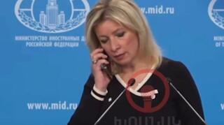 רוסיה דוברת משרד החוץ מריה זחארובה מקבלת שיחת טלפון ב אמצע תדרוך ל עיתונאים