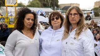 עידית אהל דבורה עידן ו ניבה ונקרט במחאת משמרת 101 מול הכנסת