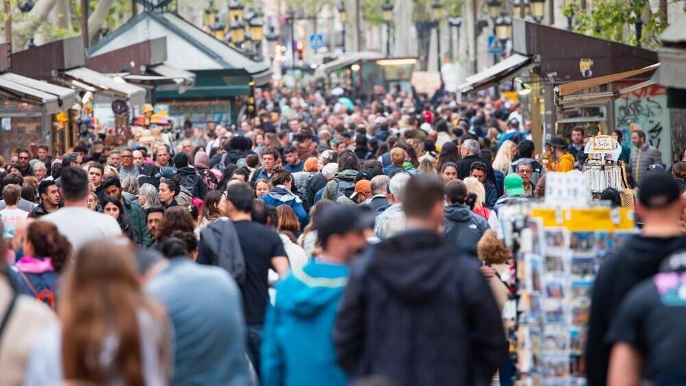 Tourist crowds in Barcelona (Photo: Shutterstock) שדרות הרמבלס, ברצלונה
