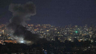 עשן מיתמר בדאחייה בעקבות תקיפה לילית של צה"ל