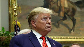 ראסל ווט לצד דונלד טראמפ, שבחר בו לתפקיד ניהול התקציבים