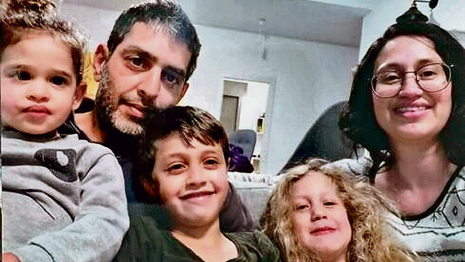 רועי וסמדר ז"ל עם ילדיהם מיכאל, עמליה ואביגיל