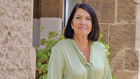 "רק עשר שנים אחרי העלייה למדתי לכתוב ולקרוא בעברית". מוניקה דוידוביץ