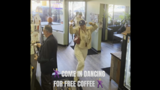 לקוחות רוקדים בכניסה לקפה מילאנו במידלבורו, מסצ'וסטס
