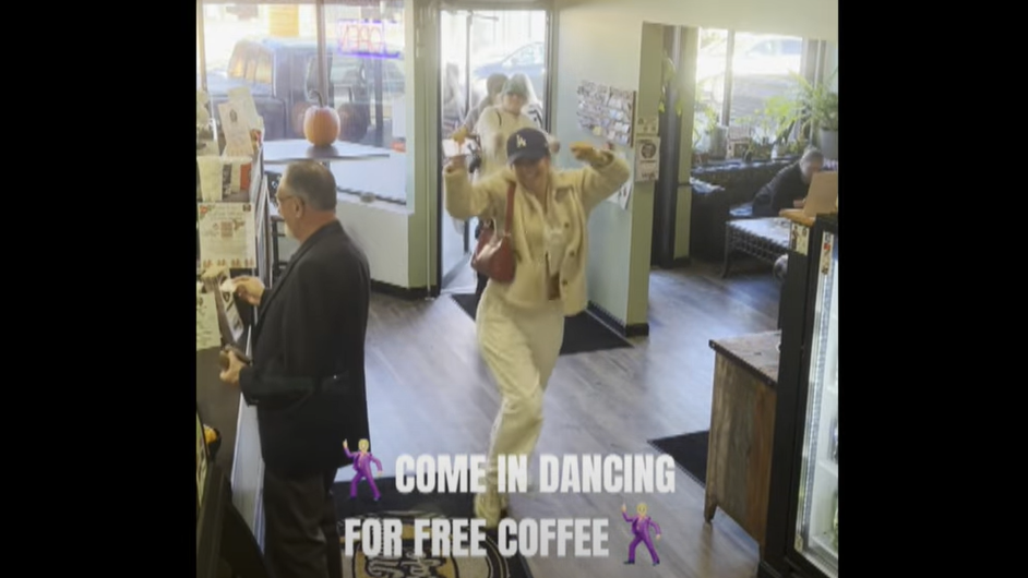 לקוחות רוקדים בכניסה לקפה מילאנו במידלבורו, מסצ'וסטס