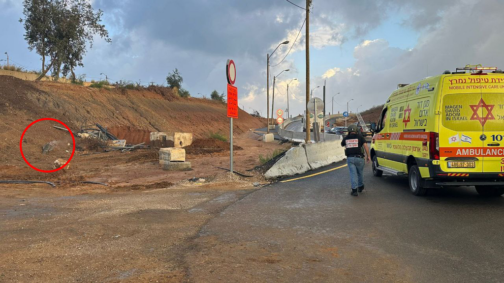 רסיסי רקטה בסמוך לכביש 2 ליד שפיים