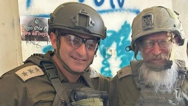 אל"מ אפרים אבני והרב צבי קוסטינר בתוך רפיח