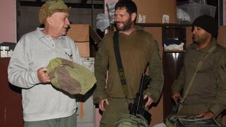 טל עמלני במתפרה של קיבוץ שמיר