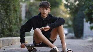 איתן יהלומי בחייו החדשים. מחזיק תמונה של אביו שבשבי