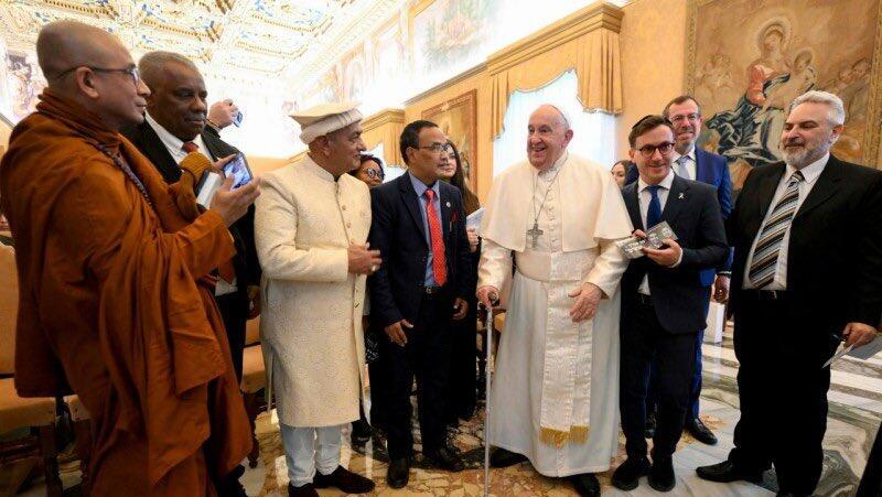 Pope Francis with an interfaith delegation after questioning whether Israel committed genocide in Gaza (Photo: Vatican) האפיפיור פרנציסקוס במפגש עם המשלחת הבינדתית