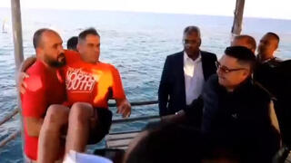 מצרים תיירים שחולצו מ ספינה שהתהפכה בים האדום 