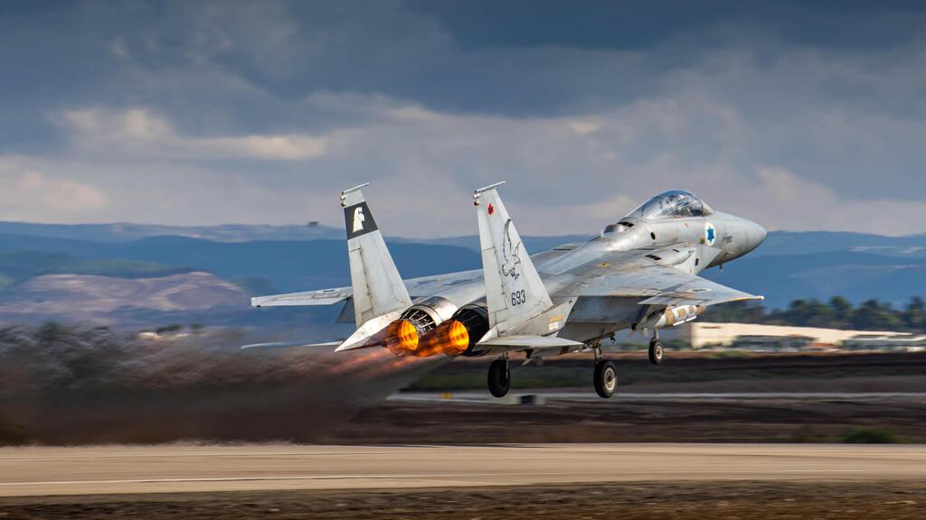 כוחות חיל האוויר טייסת 133 ביציאה לתקיפה בלבנון וניהול הלחימה של מפקד חיל האוויר, אלוף תומר בר מהבור