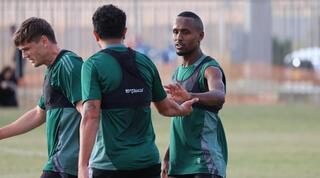 גדי קינדה חוגג עם חבריו