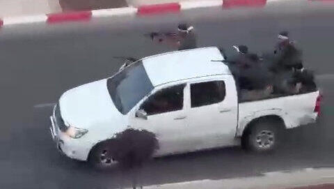 טנדר ובו מחבלים חמושים בעיר שדרות