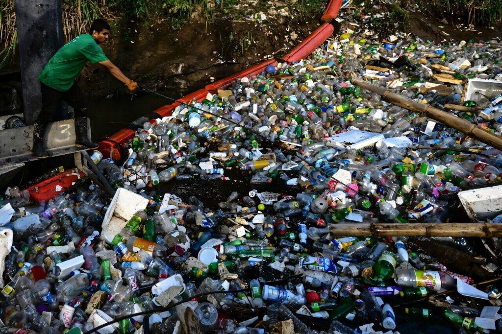 Efforts to tackle plastic pollution (Photo: AFP) ניסיון להתמודד עם זיהום פלסטיק