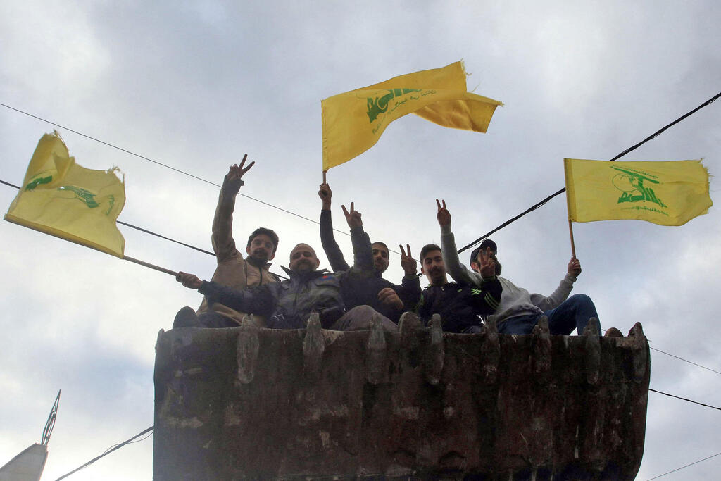 Hezbollah terrorists in southern Lebanon (Photo: Mahmoud ZAYYAT / AFP) נבטיה