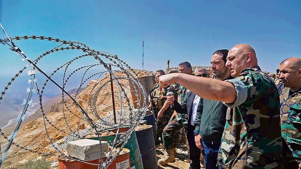 ג'וזף עאון עם ראש ממשלת לבנון לשעבר, סעד חרירי, בביקור בשנת 2017 במפקדת הכוחות בצפון לבנון
