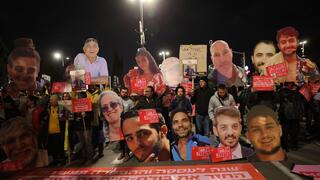 צעדת מחאה בירושלים בסימן שנה לעסקת החטופים בהשתתפות משפחות חטופים
